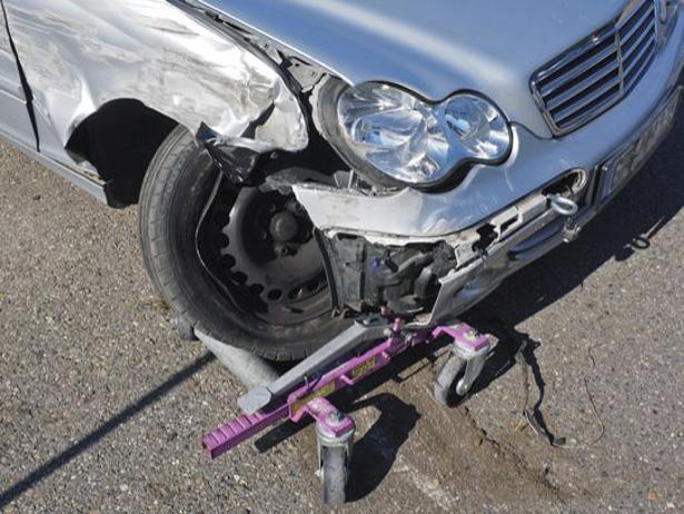 Im Falle eines größeren Unfallschadens ist ein Kfz-Gutachten hilfreich Ein Auto hat vorne rechts einen Schaden - KFZ Sachverständiger Barsinghausen
